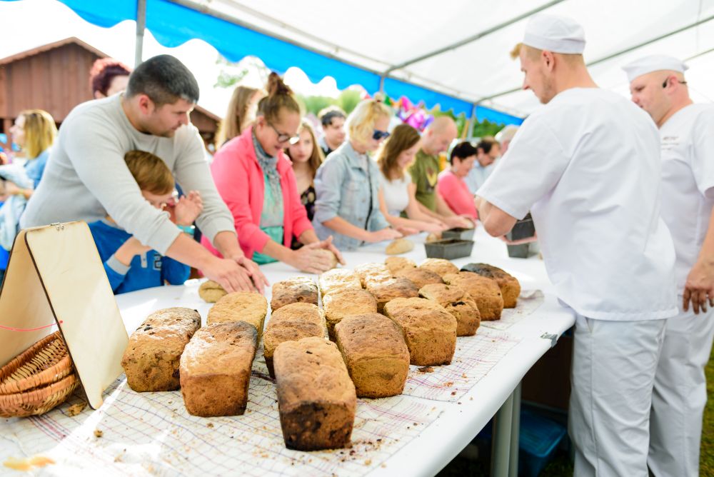 Grupy warsztatowe biorące udział w pokazach pieczenia chleba